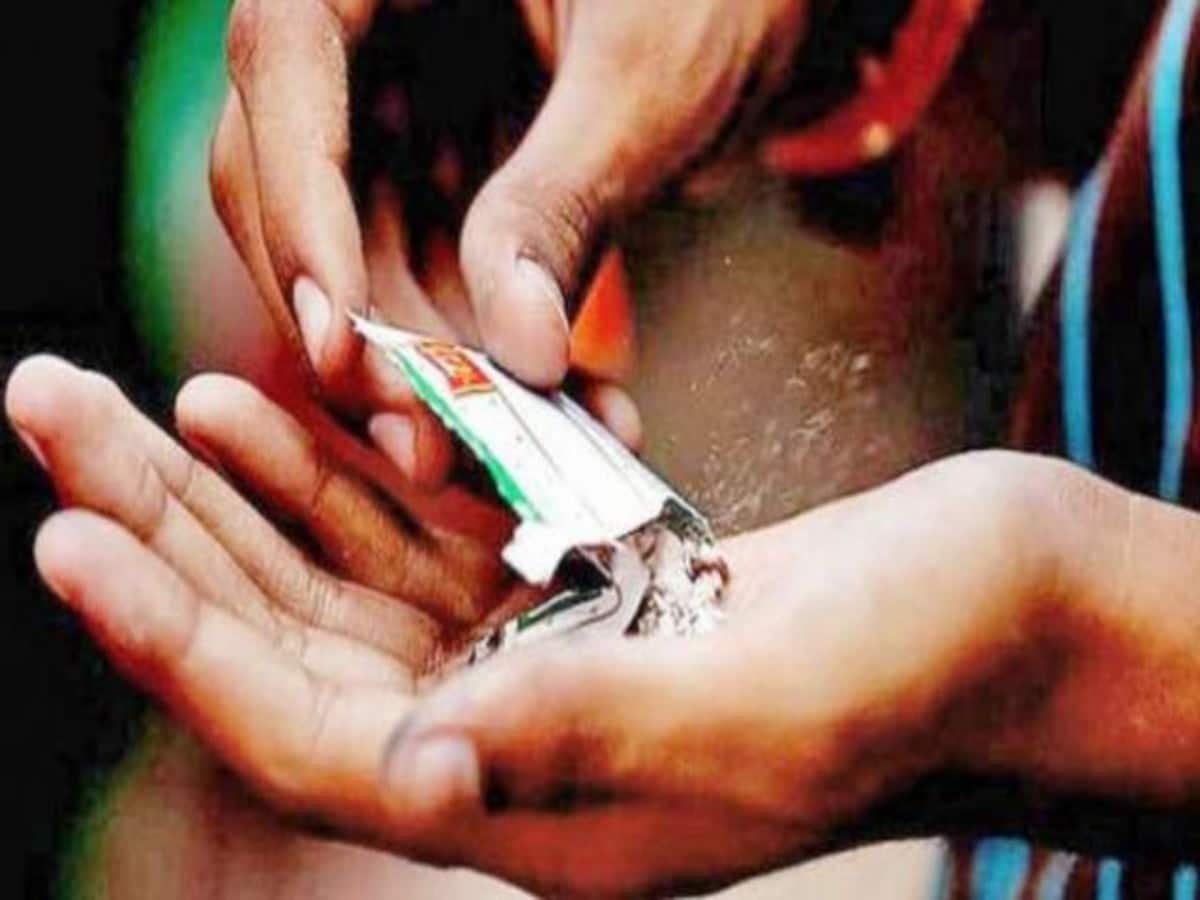 वोटर्स को लुभाने को गुटखा बांट रहे हैं नेताजी, पुलिस को मिल रहा लाखों का अजीबो गरीब सामान