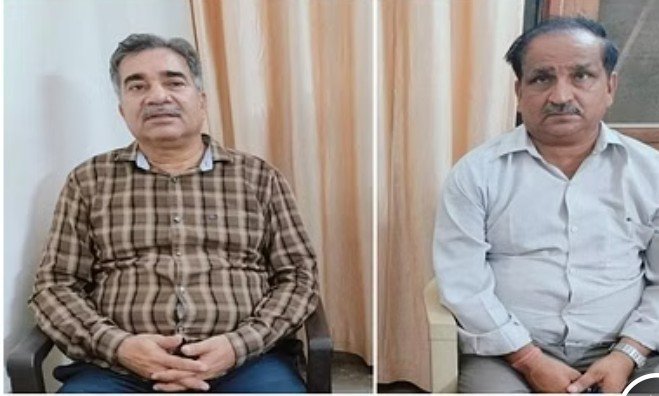 पिछले दिनों आगरा मे अपरनिदेशक पशु पालन विभाग  व उनके ड्राइवर को रिश्वत लेते रँगे हाथ गिरफ्तार किया कार्यवाही शुरू-