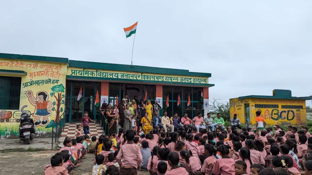 विकास खण्ड हाथरस क्षेत्र के गांव जलालपुर मे प्राथमिक विद्यालय प्राँगण मे स्वतंत्रता दिवस के पावनपर्व पर पूर्व की भाँति ध्वजारोहण किया गया-डा०-दिनेश कुमार शर्मा एडीटर एम.बी.न्यूज-24**
