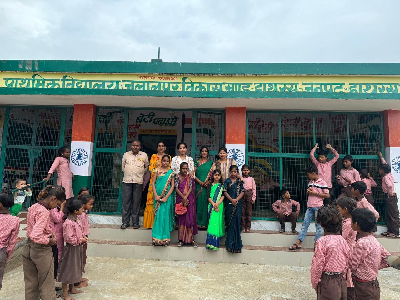 प्राथमिक विद्यालय जलालपुर मे आज शिक्षक दिवस के मौके पर विधालय के छात्र व छात्राओं के द्वारा विधालय मे अनुष्का, इन्दु, ,जानवी व राधिका के द्वारा शिक्षकों का अभिनय प्रस्तुत किया गया-डा०-दिनेश कुमार शर्मा एडीटर एम.बी.न्यूज-24💐💐💐💐💐